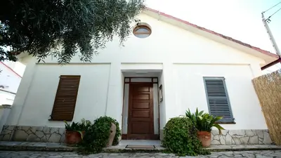 a white church with a door and some plants at Apartamento nuevo muy luminoso in La Crehueta