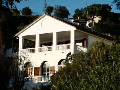 a white house with a balcony at Apartamento nuevo muy luminoso in La Crehueta