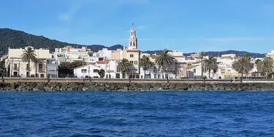a view of a city from the water at Apartamento Gran Via para 6 en el centro de Premià in Premiá de Mar