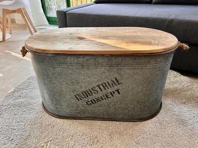 a trunk with a wooden top sitting on a rug at Barcelona Raval in Barcelona