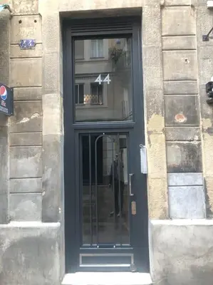 a door to a building with a suit in it at Moderno y auténtico en el corazón de Poble Sec in Barcelona