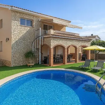 Catalunya Casas Cozy beach town villa for 8 - no car necessary!