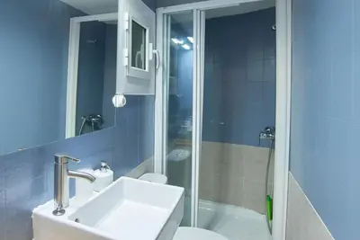 a bathroom with a toilet and a sink and a shower at Acogedor apartamento en la Sagrada Familia in Barcelona