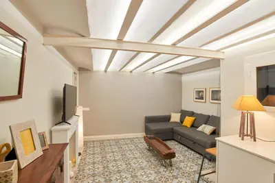 a living room with a couch and a tv at Acogedor apartamento en la Sagrada Familia in Barcelona