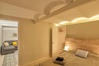 a bedroom with a bed in a room with a ceiling at Acogedor apartamento en la Sagrada Familia in Barcelona