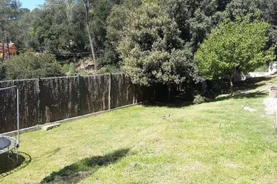 a backyard with a fence and a grass yard at Tranquilidad cerca de Barcelona in Molins de Rei