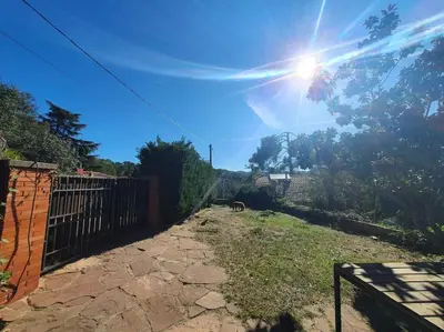 a sun shining over a yard with a fence at Tranquilidad cerca de Barcelona in Molins de Rei