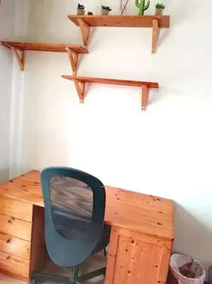 a desk with a chair and a mirror on a wall at Habitación doble exterior en piso compartido in Sant Cugat del Vallès