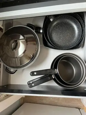 two pots and pans sitting on top of a stove at Zona Camp Nou 15 minutos centro en metro in Hospitalet de Llobregat