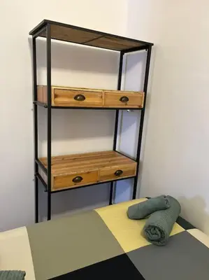 a book shelf with two drawers in a room at Zona Camp Nou 15 minutos centro en metro in Hospitalet de Llobregat