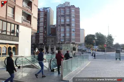 a group of people walking down a city street at Zona Camp Nou 15 minutos centro en metro in Hospitalet de Llobregat