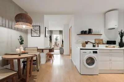 a desk with a chair and a table with a lamp at Quinta - 1 bedroom in Sants in Barcelona