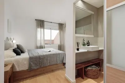 a dining room with a table and chairs at Quinta - 1 bedroom in Sants in Barcelona