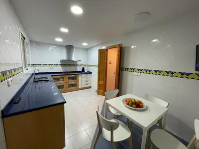 a kitchen with a bowl of fruit on a table at Apartamento en el centro urbano in Vilanova i la Geltrú