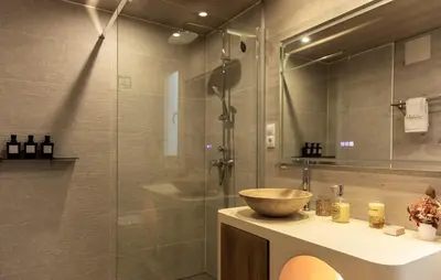 a bathroom with a sink and a glass shower at Hogar con encanto y personalidad in L'Ametlla del Vallès