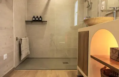 a bathroom with a shower with a glass door at Hogar con encanto y personalidad in L'Ametlla del Vallès