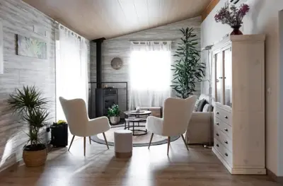 a living room with white chairs and a couch at Hogar con encanto y personalidad in L'Ametlla del Vallès