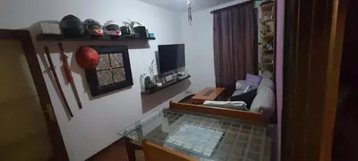 a living room with a glass exhibit in a room at Estudio, privado e independiente in Hospitalet de Llobregat