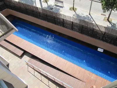 an overhead view of a swimming pool with benches at Torre Forum in Sant Adria de Besos