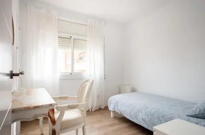 a bedroom with a bed and a desk and a window at 2 Habitaciones Hospitalet in Hospitalet de Llobregat
