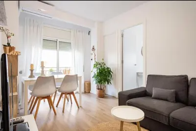a living room with a couch and a table at 2 Habitaciones Hospitalet in Hospitalet de Llobregat