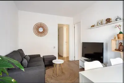 a living room with a couch and a tv at 2 Habitaciones Hospitalet in Hospitalet de Llobregat