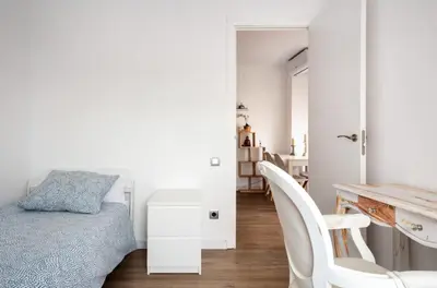 a bedroom with a bed and a table and chairs at 2 Habitaciones Hospitalet in Hospitalet de Llobregat