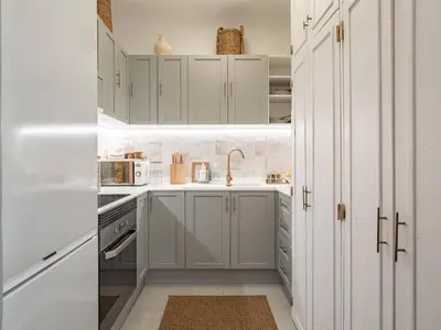 a kitchen with white cabinets and a sink at Moderno Apartamento en el Corazón de Barcelona in Barcelona