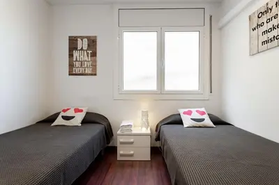 a coffee maker and two cups on a table at Camp nou Apartamento in Hospitalet de Llobregat