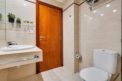 a bathroom with a toilet and a sink at Acogedor apartamento en el corazón de Sant Antoni in Barcelona