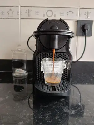 a coffee maker with a drink in a measuring cup at CasaKech in Vilanova i la Geltrú