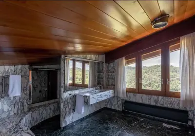 a bathroom with two sinks and two windows at Casakubrick mansión in Castelltersol