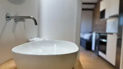a white sink in a room with a kitchen at Céntrico ático by Prestigi in Terrassa