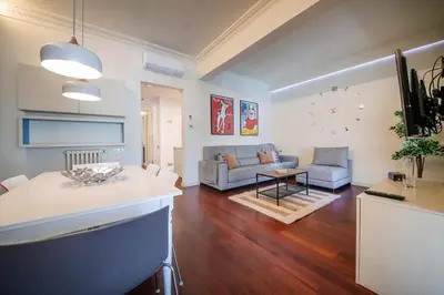 a living room with a couch and a table at Apartamento de 3 habitaciones en Sant Antoni in Barcelona