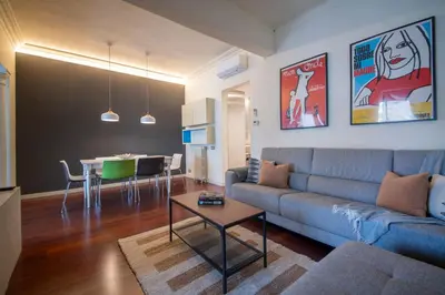 a living room with a couch and a table at Apartamento de 3 habitaciones en Sant Antoni in Barcelona