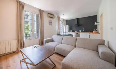 a living room with a couch and a table at Apartamento de cuatro dormitorios en Calle Aribau You Stylish Apartments in Barcelona