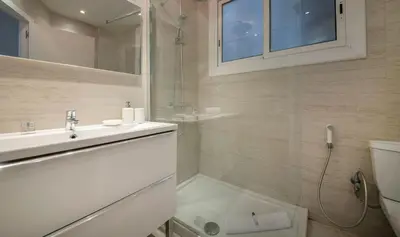 a bathroom with a shower and a sink and a toilet at Apartamento de cuatro dormitorios en Calle Aribau You Stylish Apartments in Barcelona
