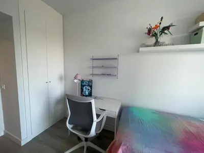 a bedroom with a bed and a desk with a chair at Piso luminoso en Hospitalet de Llobregat in Barcelona