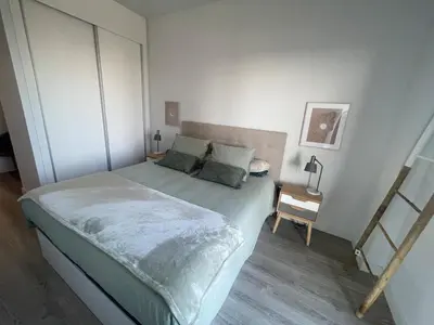 a bedroom with a bed and a side table at Piso luminoso en Hospitalet de Llobregat in Barcelona