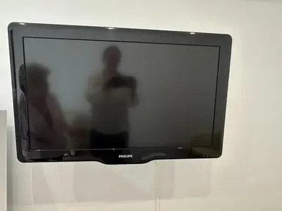 a television with a picture of a man on it at L'Esglesia 3 in Arenys de Mar