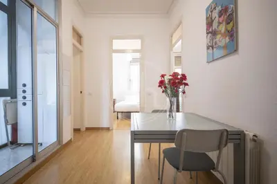 a vase of flowers on a table in a room at Bonito apartamento en Poble Sec in Barcelona