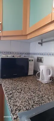 a kitchen with a counter top with a microwave at Alojamiento entero luminoso y bien ubicado en Terrassa Barcelona 3habitaciones 2baños in Terrassa