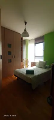 a bedroom with a bed and a green wall at Alojamiento entero luminoso y bien ubicado en Terrassa Barcelona 3habitaciones 2baños in Terrassa