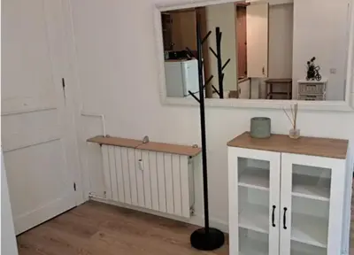 a room with a lamp and a mirror and a table at Piso Riera in Barcelona