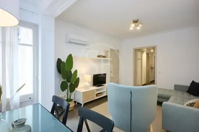 a living room with a couch and a table at Céntrico apartamento in Barcelona