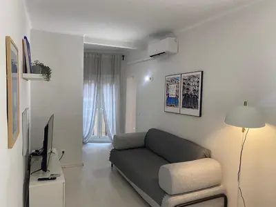 a living room with a couch and a television at Apartamento Barcelona in Barcelona