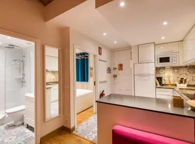 a kitchen with a counter top and a bathroom at Blasco de Garay: acogedor apartamento en el corazón de Poble-sec in Barcelona