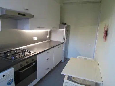 a kitchen with a stove and a refrigerator at Acogedor apartamento en el centro de Sitges in Sitges