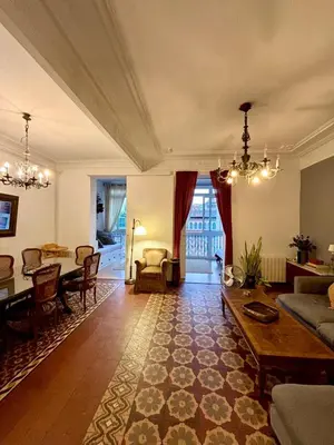 a living room with a table and a dining room at Céntrico y espacioso apartamento in Barcelona