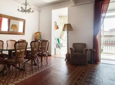 a dining room with a table and chairs at Céntrico y espacioso apartamento in Barcelona